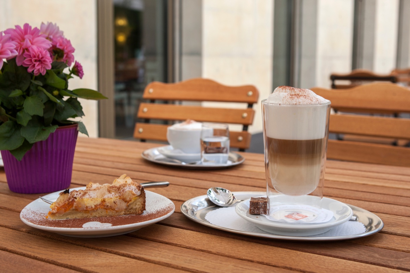Kaffeespezialitäten auf der Terrasse
